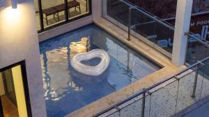 an overhead view of a swimming pool with a toilet at Pohang Sausalito by B-Class Pool Villa in Pohang