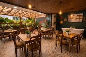 a restaurant with tables and chairs in a room at Hotel Casa del Hidalgo Centenario - Business & Leisure in Cali