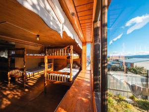 ein Balkon mit Etagenbetten und Meerblick in der Unterkunft Hostel Patagonia Backpackers in Puerto Natales