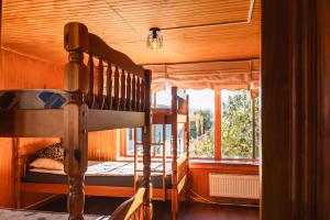 ein Schlafzimmer mit zwei Etagenbetten und einem Fenster in der Unterkunft Hostel Patagonia Backpackers in Puerto Natales + 80 Fotos