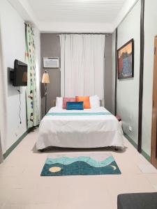 ein Schlafzimmer mit einem Bett und einem Teppich auf dem Boden in der Unterkunft Solmana Suites in Sampong