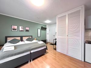 a bedroom with a large bed and a kitchen at Modern, Gemütlich mit WLAN, TV in Essen