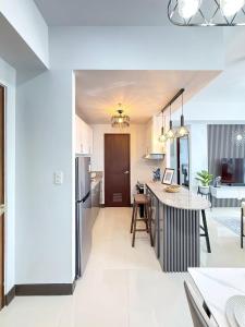 eine Küche und ein Wohnzimmer mit Kühlschrank und Tisch in der Unterkunft The Apartment in Sampong