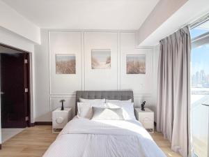 ein Schlafzimmer mit einem großen Bett und zwei Nachttischen in der Unterkunft The Apartment in Sampong