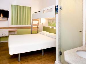 a bunk bed in a room with a sink at ibis budget Campo Grande in Campo Grande +26 photos
