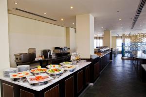 Restoranas ar kita vieta pavalgyti apgyvendinimo įstaigoje Al Raya Suites Hotel
