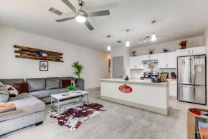a living room with a couch and a kitchen at Riverwalk Pool View Condo Pets Free Parking in San Antonio