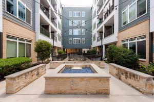 a courtyard with a fountain in the middle of a building at Riverwalk Pool View Condo Pets Free Parking in San Antonio