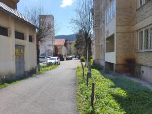 an empty street with cars parked on the side of a building at Apartament City Center Dorna in Vatra Dornei +7 photos