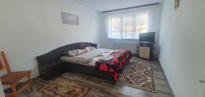 a small bedroom with a bed and a window at Apartament City Center Dorna in Vatra Dornei