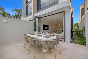 a dining room with a table and chairs at Solis Villa in Pottsville