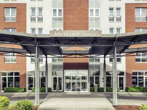 a large building with a sign that reads metroure hotel at Mercure Kamen Unna in Kamen