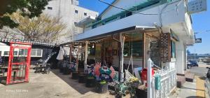 a store on the side of a street at Jarasum guesthouse in Kap'yŏng-yŏk