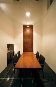 a conference room with a wooden table and chairs at Four Seasons Yuzawa Quattro in Yuzawa