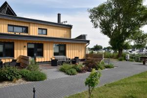 a building with a patio in front of it at Bootshaus Pritzerbe in Kützkow