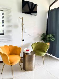 two chairs and a table in a room at Suite Palm in Palma