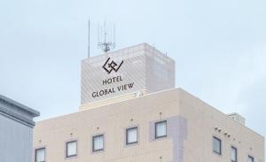 ein Hotel-Weltblickschild auf dem Dach eines Gebäudes in der Unterkunft Hotel Global View Iwaki in Iwaki