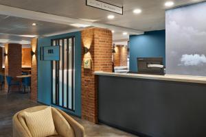 a bar in a restaurant with a waiting room at Four Points Flex by Sheraton Kiel in Kiel