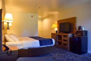 a hotel room with a bed and a television at Comfort Inn Bellingham in Bellingham +30 photos