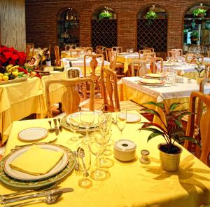 Reštaurácia alebo iné gastronomické zariadenie v ubytovaní Hotel Torrepalma