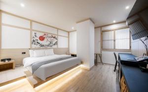 a bedroom with a bed and a desk in a room at Daeheung Manwol Hotel in Daejeon +20 photos