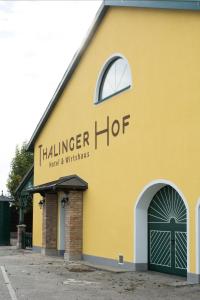 een geel gebouw met een bord waarop Haller hof staat bij Thalinger Hof in Kronstorf