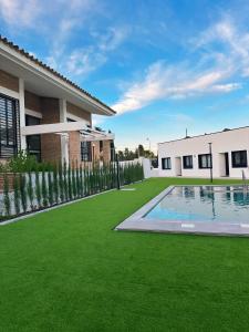 a yard with a swimming pool and a house at El Puente de Sansueña in Córdoba