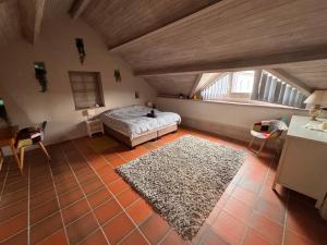 a bedroom with a bed and a rug in a attic at Le Durbuy Lodge in Durbuy