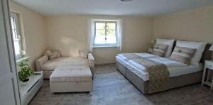 a bedroom with two beds and a window at Ellens Farm in Kolkwitz
