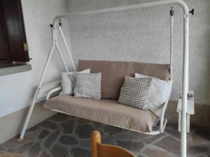 a couch with pillows on it in a room at CasaDolcelago Sulzano Villa con Giardino Vista Lago Parking Free in Sulzano