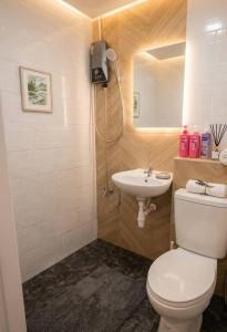 a bathroom with a toilet and a sink at Hugg daily airport in Ban Khlong Thewa