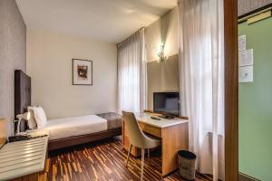 Una cama o camas en una habitación de Albergo Firenze