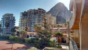 une vue d'une ville avec une montagne en arrière-plan dans l'établissement Sea Front Voramar fibra WiFi, à Calp