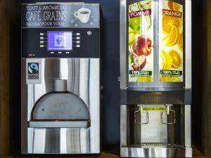 a coffee machine next to a drink dispenser at ibis budget Angoulême Nord in Champniers