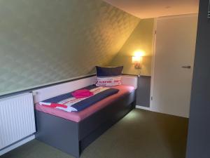 a small room with a small bed in the corner at Heinrich Heine in Tangermünde