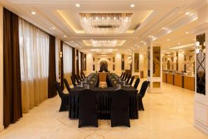 a conference room with a long table and chairs at Clarks Inn Suites Dhanbad in Dhanbād +21 photos