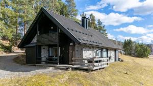a small cabin in the middle of a field at Himos Mökki in Jämsä