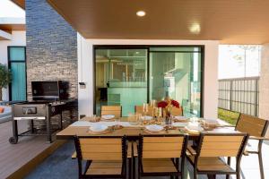 a dining room with a table and chairs at Silver Hill Pool Villa Pattaya in Na Jomtien