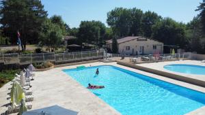 a person swimming in a swimming pool at Cottage Rosa in Tourtoirac
