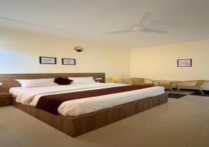 a bedroom with a large bed in a room at SHR Resort in Rudraprayāg