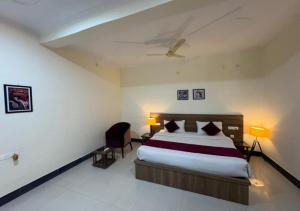 a bedroom with a large bed and a ceiling at SHR Resort in Rudraprayāg