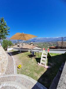 ein Spielplatz mit Leiter und Regenschirm in der Unterkunft Il Camerone in Isola del Liri