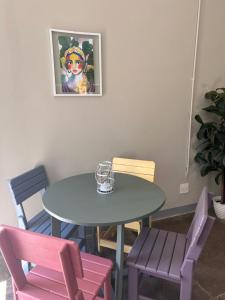 a table and chairs with a picture on the wall at Maltahöhe Self Catering in Maltahöhe +5 photos