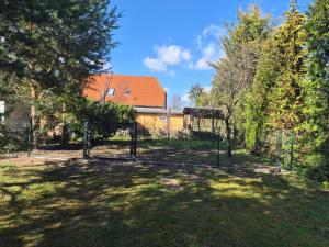 a fence in front of a yard with a house at Alter Kräutergarten in Dabel