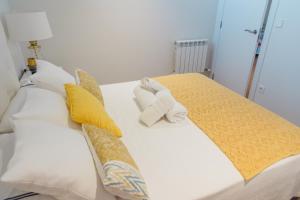 a bedroom with a bed with towels on it at Apartamento Saiáns in Oya