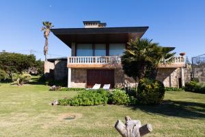 a house with a palm tree in front of it at Apartamento Saiáns in Oya