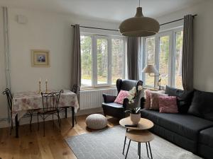 a living room with a couch and a table at Rudbecksgatan BB in Eskilstuna