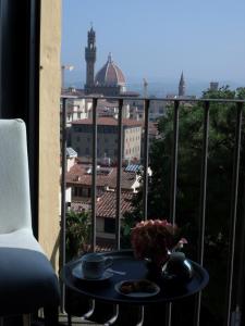 フィレンツェにあるFlorence View Luxury Apartmentの市街の景色を望むバルコニー(テーブル付)