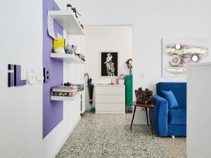 a living room with a blue couch and a blue chair at il 64B - 10 minuti a piedi dal Policlinico San Matteo - in Pavia