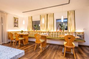 a room with chairs and a table and a mirror at HOFERHOF Schladming -Dachstein in Schladming +138 photos